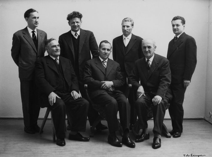 L cunsëi de fundazion dl Museum de Gherdëina l ann 1960. Da man ciancia, sentëi: bera Hermann Moroder da Jumbierch, Robert Moroder de Pramureda, bera Heinrich Moroder de Doss; mpé: Alex Moroder de Rusina, Luis Piazza da Cudan, prof. Raimund Mureda y Gilo Prugger.. (L mancia prof. Albino Pitscheider) L cunsëi de fundazion dl Museum de Gherdëina l ann 1960. Da man ciancia, sentëi: bera Hermann Moroder da Jumbierch, Robert Moroder de Pramureda, bera Heinrich Moroder de Doss; mpé: Alex Moroder de Rusina, Luis Piazza da Cudan, prof. Raimund Mureda y Gilo Prugger.. (L mancia prof. Albino Pitscheider)