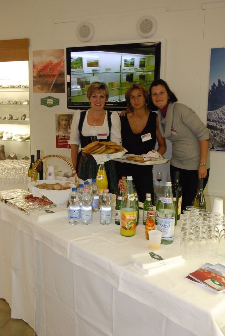 Pra l buffet cun Milva, Roswitha y Marie-Theres Pra l buffet cun Milva, Roswitha y Marie-Theres