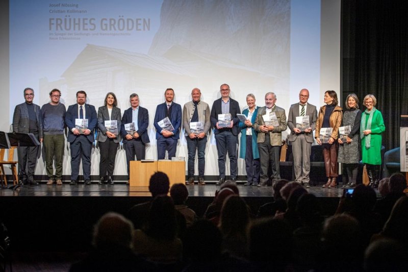 Sun la FOTO DE GRUPA iel da udëi i autores y culaburadësses dl liber cun i representanc dl Museum Gherdëina, di chemuns de Gherdëina, dla Ripartizion Cultura Ladina y di sponsores privac. Da man ciancia: Theodor Rifesser, Matthias Höglinger, Tobias Nocker, Karin Mahlknecht Sanoner, Ivo Senoner, Mathias Stuflesser, Adolf Hofer, Tobias Moroder, Irmtraud Heitmeier, Josef Nössing, Cristian Kollmann, Flavia Pancheri Friesenecker, Ingrid Runggaldier Moroder, Paulina Moroder. Sun la FOTO DE GRUPA iel da udëi i autores y culaburadësses dl liber cun i representanc dl Museum Gherdëina, di chemuns de Gherdëina, dla Ripartizion Cultura Ladina y di sponsores privac. Da man ciancia: Theodor Rifesser, Matthias Höglinger, Tobias Nocker, Karin Mahlknecht Sanoner, Ivo Senoner, Mathias Stuflesser, Adolf Hofer, Tobias Moroder, Irmtraud Heitmeier, Josef Nössing, Cristian Kollmann, Flavia Pancheri Friesenecker, Ingrid Runggaldier Moroder, Paulina Moroder.