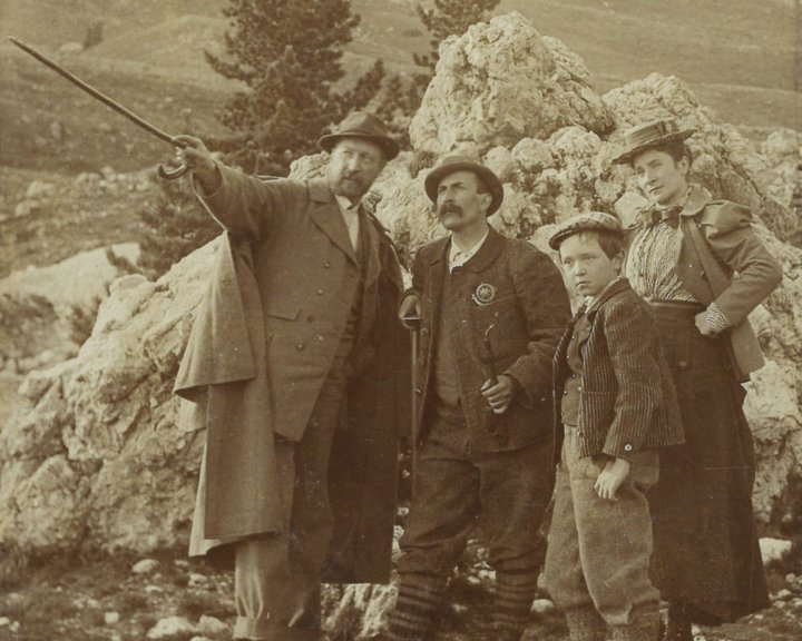Alpinisc dan la Fermedes, 1895. Foto de Emil Terschak, ntëur l 1895. Archif Museum Gherdëina.