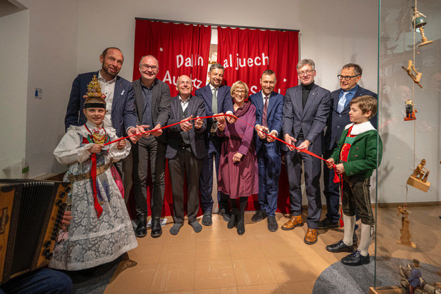 Symbolische Eröffnung der neuen Sevi-Spielzeugausstellung mit Druchschneiden des roten Bandes, gehalten von Schulkindern in der Grödner Tracht, 4.12.2025 Von rechts nach links: Direktoren der Abteilung Innovation, Forschung, Universität und Museen Franz Schöpf und Manuel Gatto, Abteilungsdirektor der ladinischen Kultur Mathias Stuflesser mit Landesrat Daniel Alfreider, Museumsdirektorin Paulina Moroder und Präsident Georg Senoner, Bürgermeister von St. Ulrich und St. Christina Tobia Moroder und Christoph Senoner.
